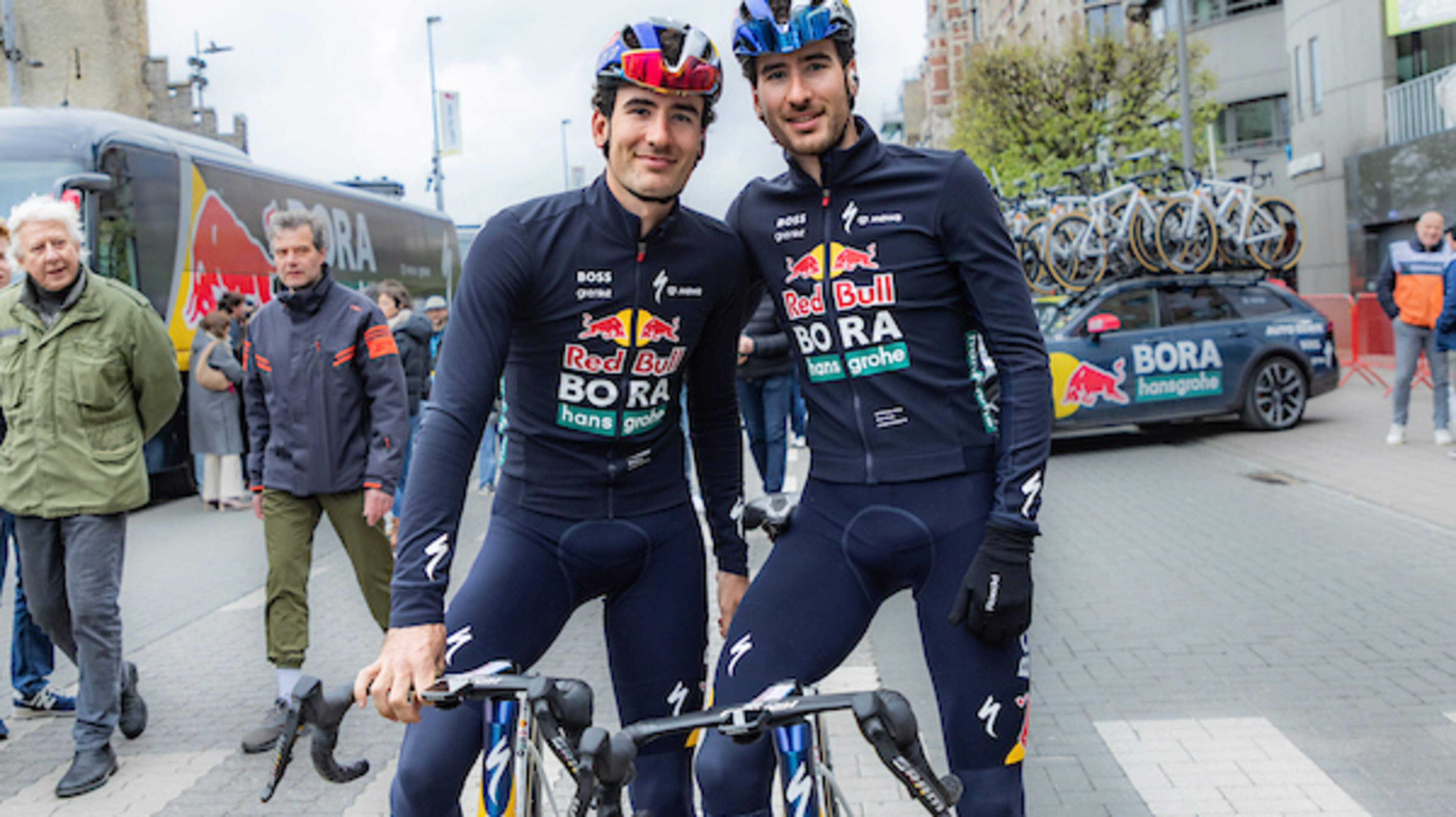 Wielertweeling Mick en Tim van Dijke klaar voor Parijs-Roubaix: ’De Arbowet zou dit nooit toestaan’